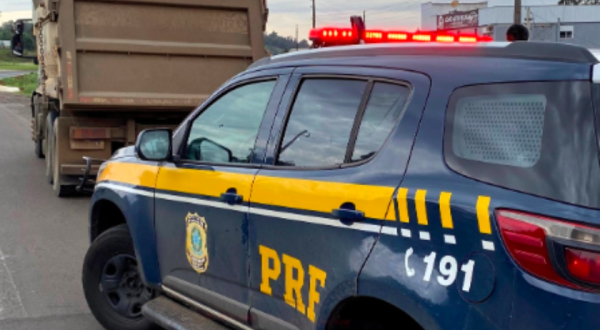 Caminhões são flagrados com excesso de peso e outras irregularidades no Oeste