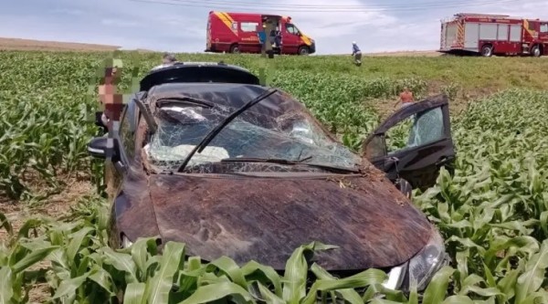 Carro capota e deixa quatro feridos em grave acidente na BR-280