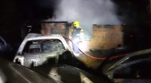 Residência e três veículos são destruídos por incêndio no interior