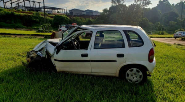 Condutor sai da pista, invade canteiro central e atinge monumento no trevo de Descanso