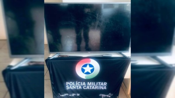 Homem usa carinho de mão para carregar objetos furtados