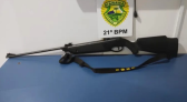Homem é preso com arma ilegal após agredir filha, companheira e maltratar animais