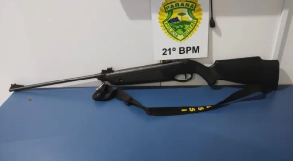 Homem é preso com arma ilegal após agredir filha, companheira e maltratar animais