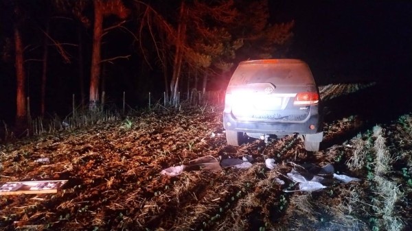Trio é preso após roubo de caminhonete Hilux e apreensão de munições em operação policial