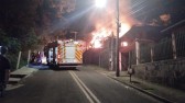 Incêndio de grandes proporções atinge duas casas no Oeste de SC
