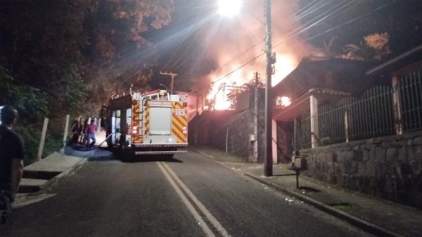 Incêndio de grandes proporções atinge duas casas no Oeste de SC