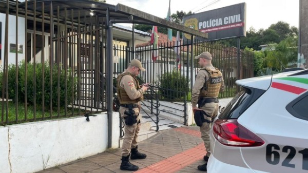 Homem pede água em residência, rouba celular e acaba preso
