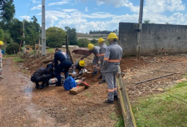 Homem sofre queda de 5 metros após poste em que trabalhava desabar