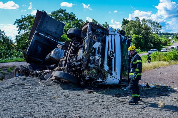 Caçamba carregada de brita saí da pista e tomba às margens da BR-163, motorista sofre ferimentos leves