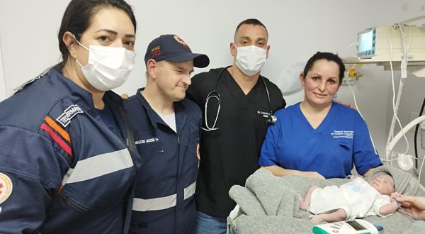 Gestante dá a luz de forma prematura em ambulância do SAMU durante transferência. Mãe e bebê passam bem