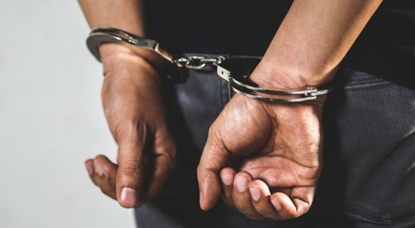 Homem é detido por violência doméstica, resistência e recusa de dados de identidade