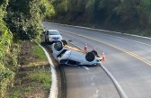 Carro capota em acidente com motocicleta na BR-282