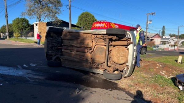 Acidente entre dois carros deixa veículo tombado em cruzamento