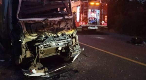 Colisão entre caminhões deixa motorista ferido na BR-282 