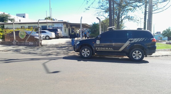 Homem é detido com machado perto de escola
