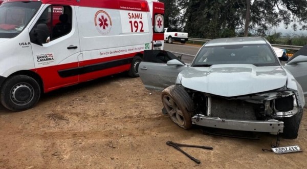 Criança de 4 anos é lançada para fora de Camaro em acidente