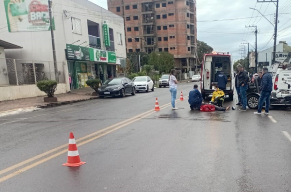 Motociclista fica ferido em colisão com triciclo na Av. Euclides da Cunha