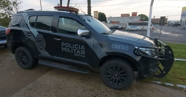 Homem é preso por ter mandado de prisão ativo. Drogas foram encontradas com o homem