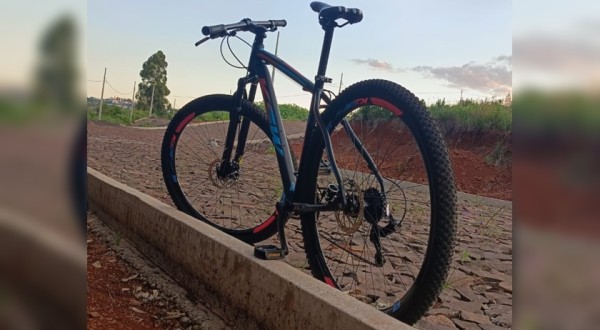 Bicicleta e furadeira são furtadas de residência