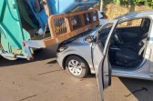 Condutor de carro fica ferido ao colidir na traseira de caminhão de coleta de lixo
