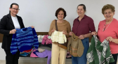 Dona Lurdes doa mantas e roupas de lã ao Hospital de Dionísio Cerqueira