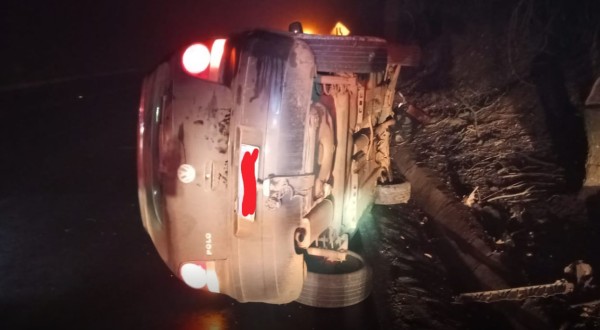 Carro colide em barranco e tomba na BR-282