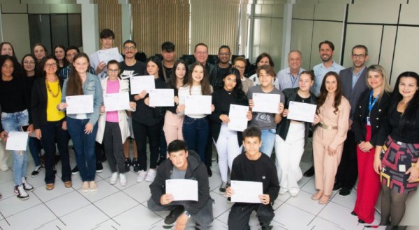 Jovens são qualificados para o primeiro emprego