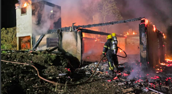 Incêndio destrói residência no interior de São José do Cedro durante a madrugada