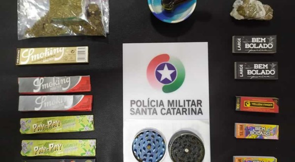 PM lavra TC para dois homens por posse de drogas