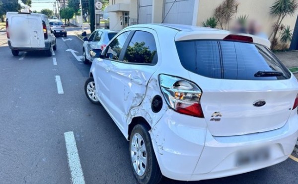 Colisão envolve dois automóveis no centro da cidade