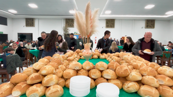 Sopa no Pão aquece noite fria e corações