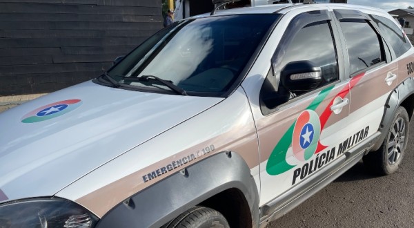 Motorista embriagado colide com portão e é preso pela Polícia Militar