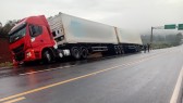 Carreta sai da pista na BR-158, próximo ao entroncamento com a BR-282