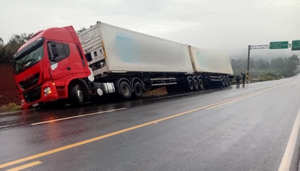 Carreta sai da pista na BR-158, próximo ao entroncamento com a BR-282
