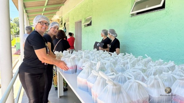 APAE vende mais de 400 feijoadas em evento beneficente