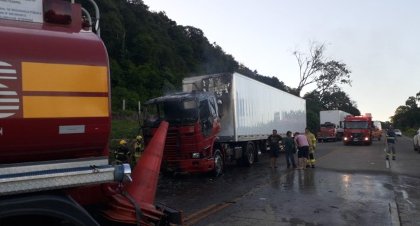 Incêndio atinge carreta na BR-163
