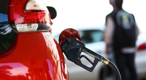 Preço médio da gasolina sobe até R$ 0,31 em cidades do Paraná, aponta ANP