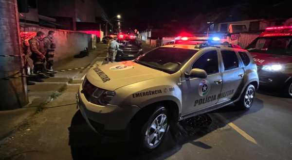 Em Blumenau, policiais interceptam veículo com explosivos. Um homem foi preso