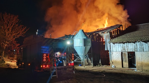 Incêndio em galpão na comunidade São Pedro Tobias resulta em prejuízo de 500 mil