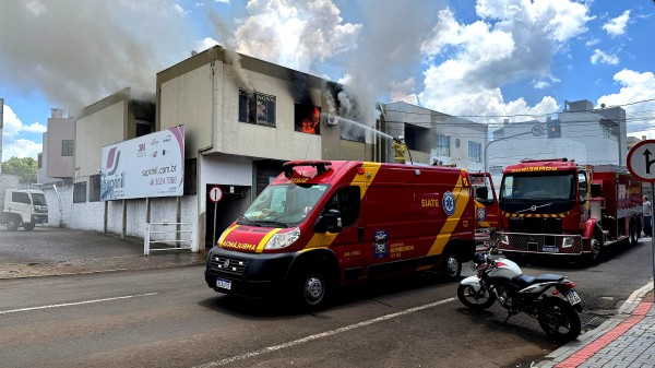 Incêndio destrói depósito de loja no centro