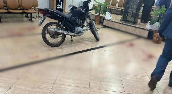 Homem invade Igreja Assembleia de Deus de moto e esfaqueia três membros em Miraguaí