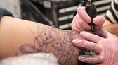 Tatuadora é indiciada por lesão corporal gravíssima contra adolescentes em Maravilha