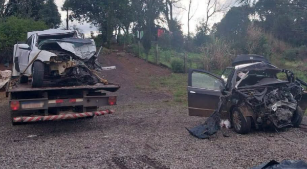 Colisão entre dois carros deixa quatro mortos e dois feridos no Paraná