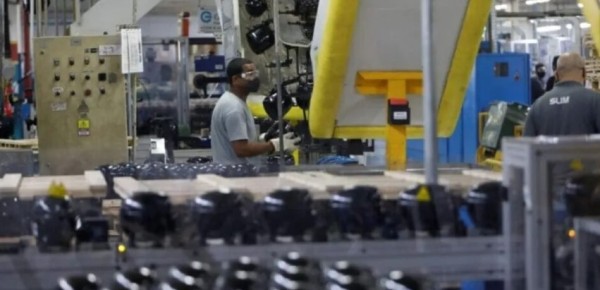 Indústria de SC perde 1,6 mil empregos em agosto em meio ao tarifaço dos EUA