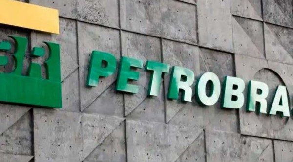 Petrobras reduz preço da gasolina para refinarias em R$ 0,14