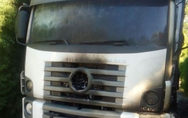 Bombeiros atendem incêndio em caminhão em Modelo
