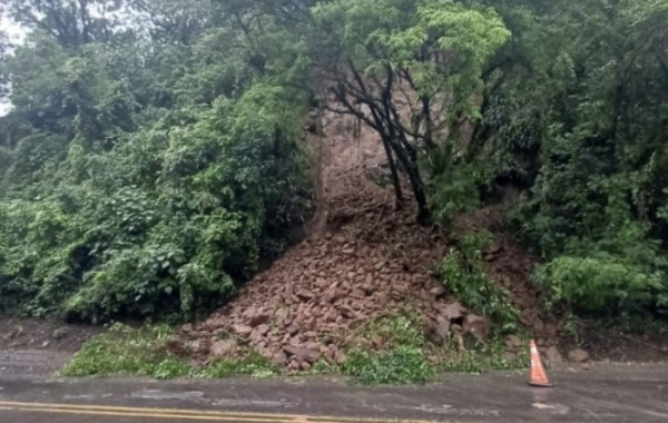 Deslizamento de terra interdita parcialmente a BR-282 entre São Miguel do Oeste e Maravilha