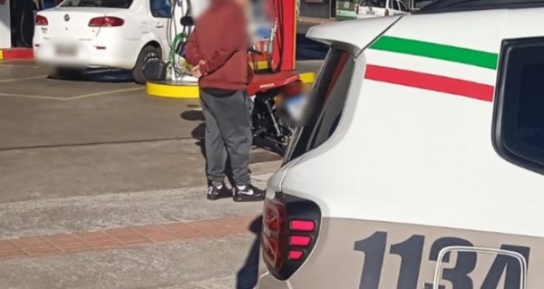 Jovem realiza manobra na contramão, “corta giro” na frente de viatura da PM e é autuado