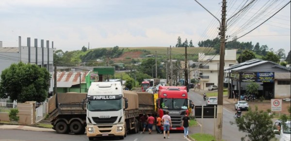 Carreta não consegue subir na Willy Barth e interdita trânsito