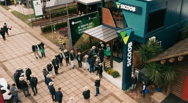 Sicoob São Miguel marca presença estratégica na Expointer 2025, fortalecendo o cooperativismo e o agronegócio gaúcho